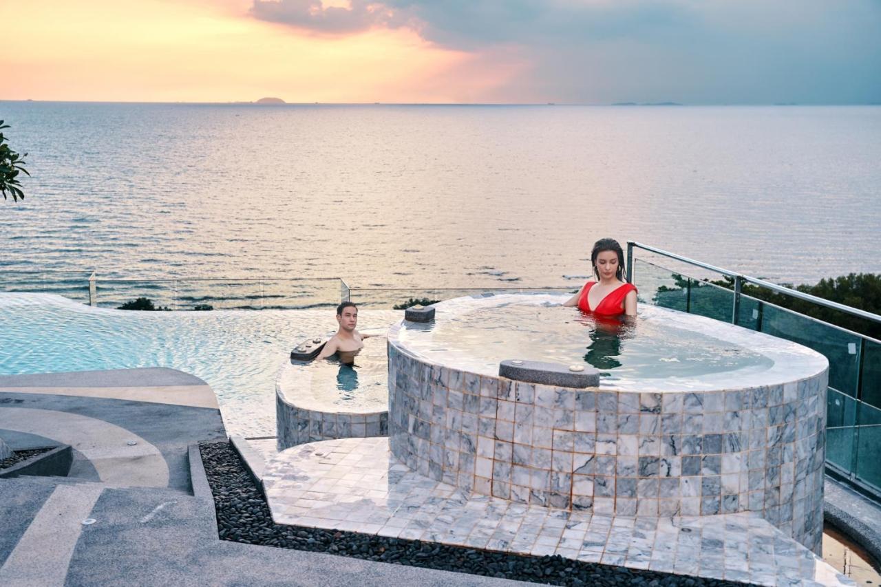 Bayphere Hotel Pattaya Jc Na Chom Thian Esterno foto A hot tub at a resort