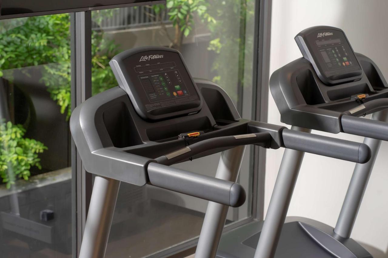 Bayphere Hotel Pattaya Jc Na Chom Thian Esterno foto Life Fitness 95C treadmill