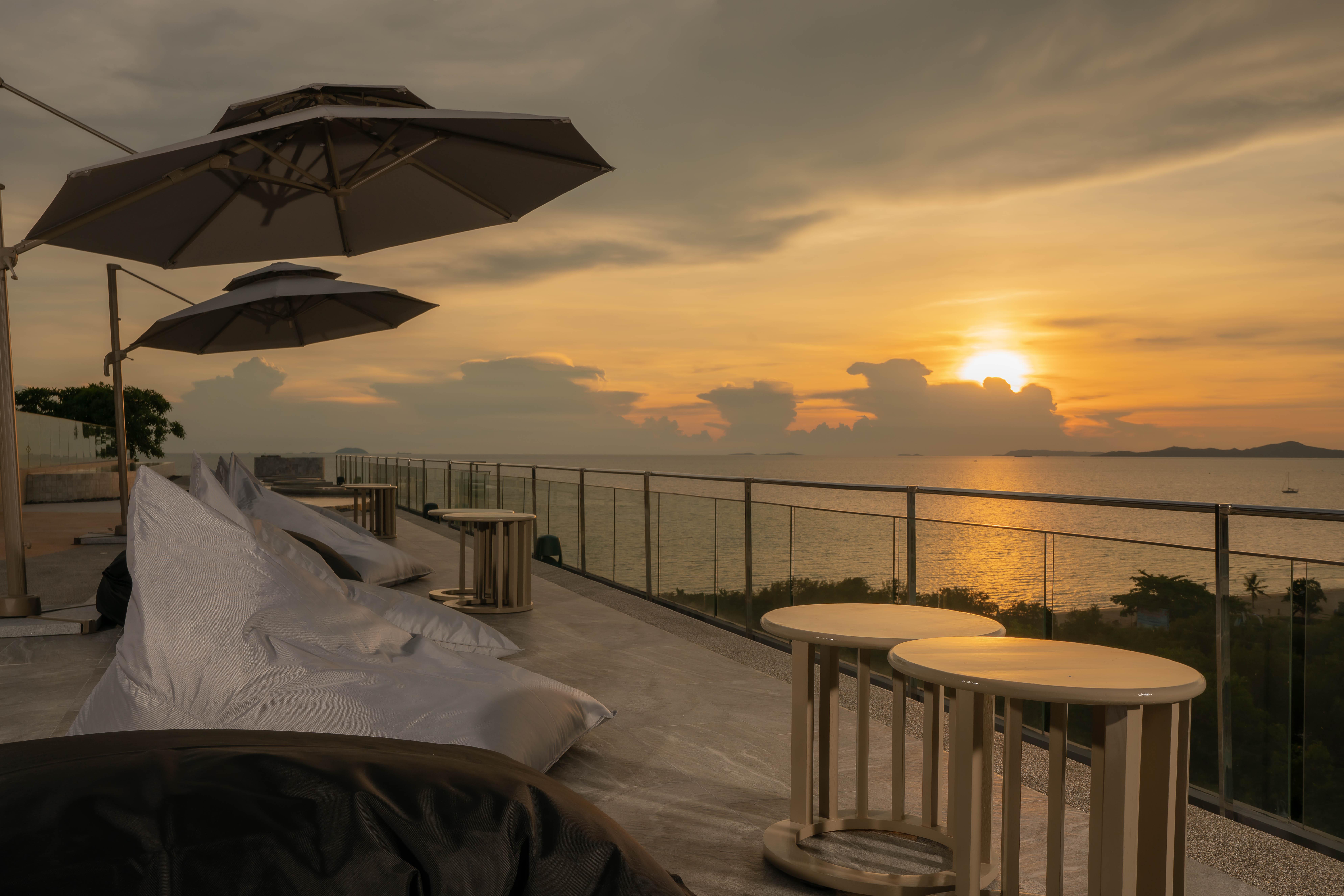 Bayphere Hotel Pattaya Jc Na Chom Thian Esterno foto Sunset at the rooftop bar