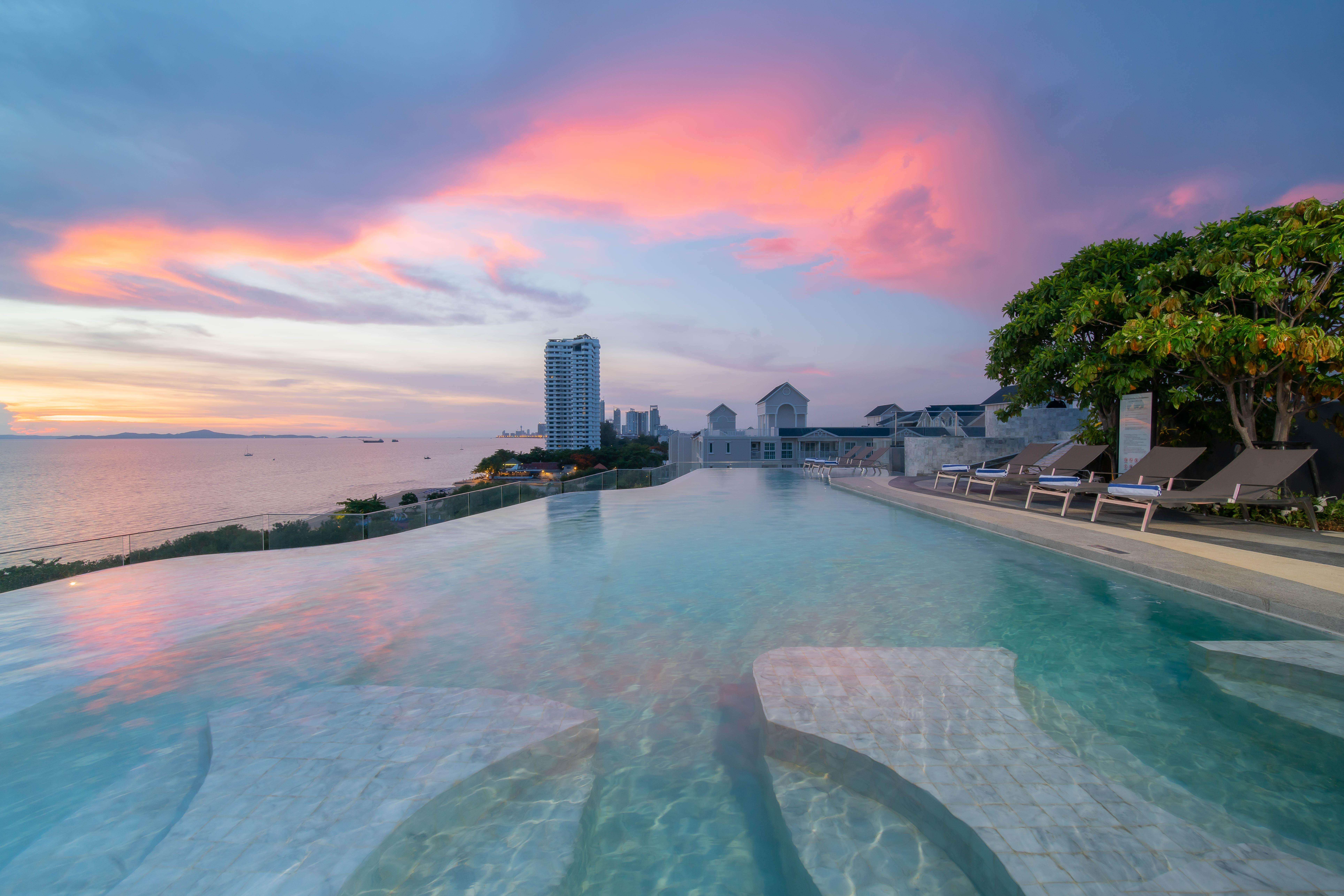 Bayphere Hotel Pattaya Jc Na Chom Thian Esterno foto Infinity pool at the InterContinental Hotel, Pattaya, Thailand