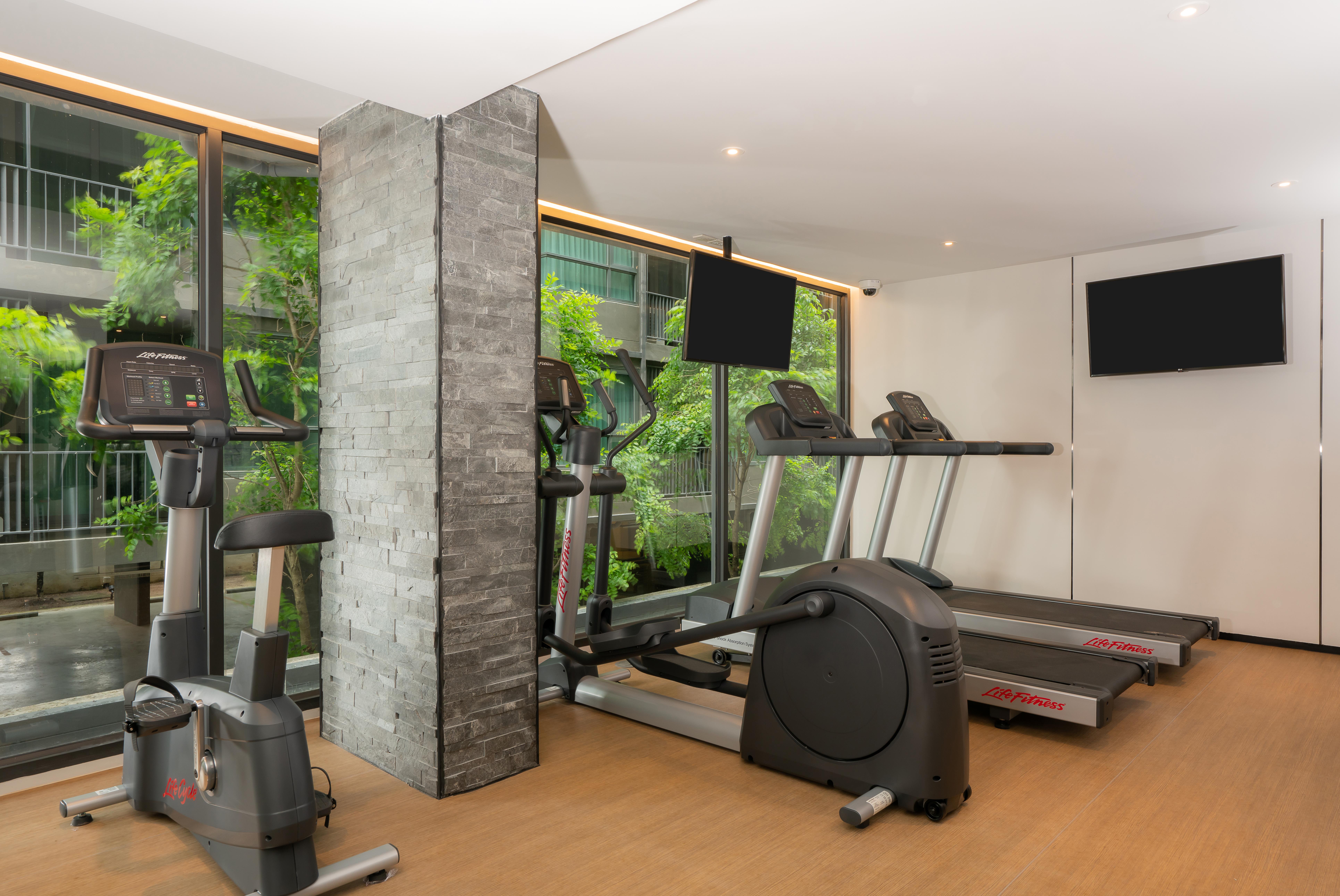 Bayphere Hotel Pattaya Jc Na Chom Thian Esterno foto The gym at the hotel