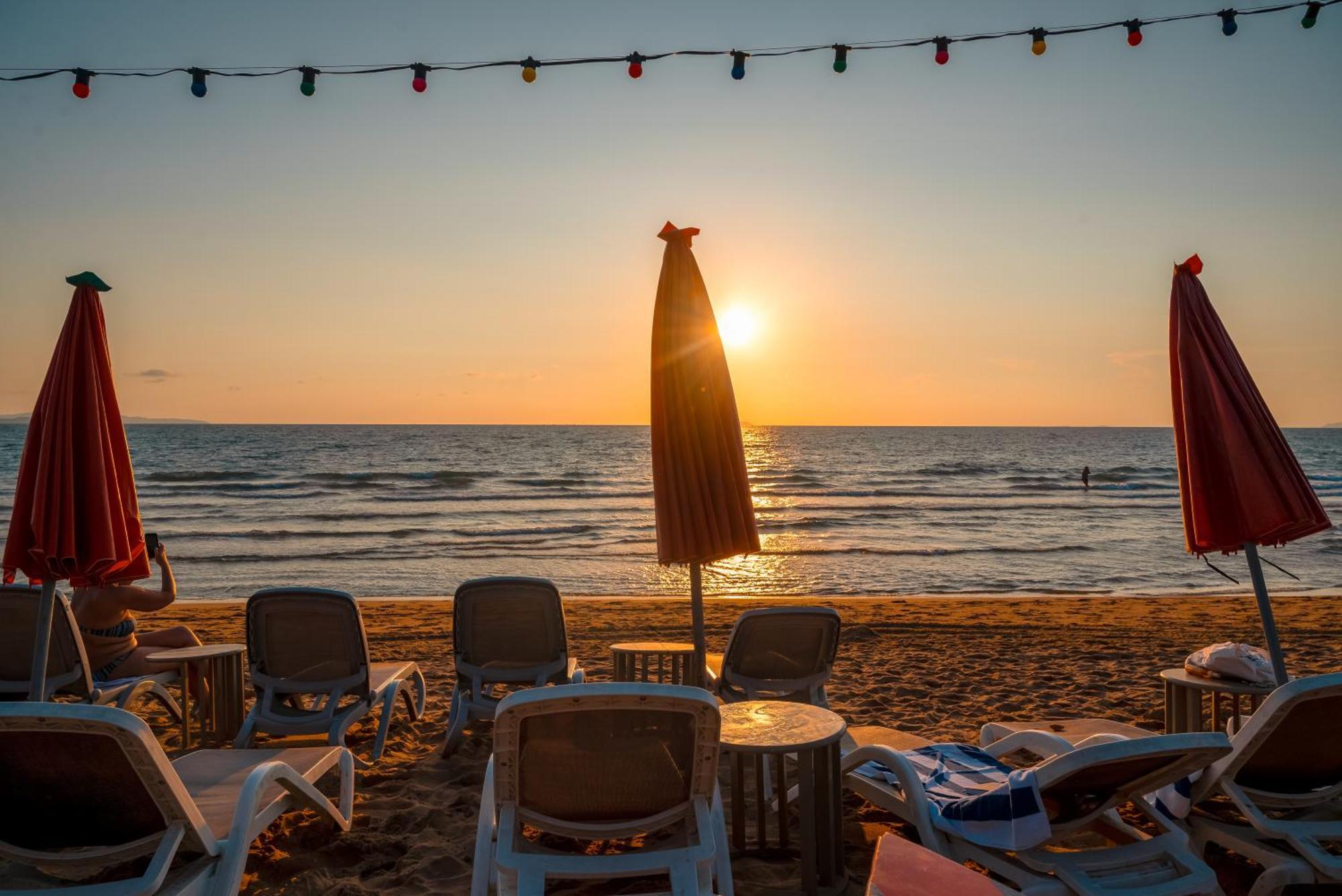 Bayphere Hotel Pattaya Jc Na Chom Thian Esterno foto Sunset at the beach